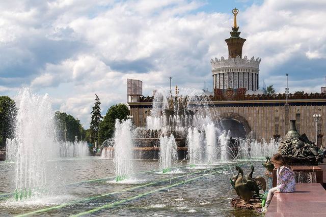 ВДНХ и фонтан «Каменный цветок»